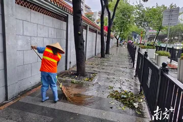 全力恢復(fù)城市道路整潔！白云城管加緊環(huán)衛(wèi)保潔清運(yùn)